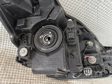 Laden Sie das Bild in den Galerie-Viewer, Frontscheinwerfer Toyota Yaris Ein Satz Scheinwerfer Headlight SCH8705822657as