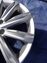 Load image into Gallery viewer, 1x Alufelge 17 Zoll 6.5&quot; 5x112 52ET 5TA601025D VW Touran Rim Wheel