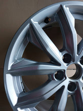 Load image into Gallery viewer, 1x Alufelge 17 Zoll 7.0&quot; 5x112 34ET Glanz Silber 80A601025 Audi Q5 Rim Wheel