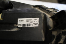 Laden Sie das Bild in den Galerie-Viewer, Frontscheinwerfer Dacia Sandero III 260602809R Ein Stück (Rechts oder Links)