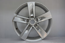 Load image into Gallery viewer, 1x Alufelge 17 Zoll 7.0&quot; 5x112 49ET Glanz Silber 5F0601025 Seat Rim Wheel