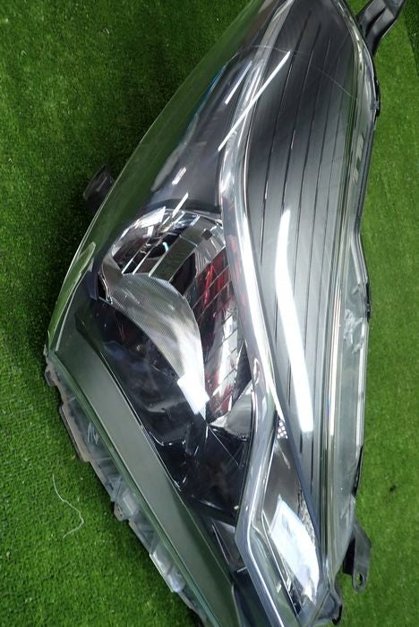 Frontscheinwerfer Toyota Yaris Rechts Scheinwerfer Headlight SCH4903475683dg