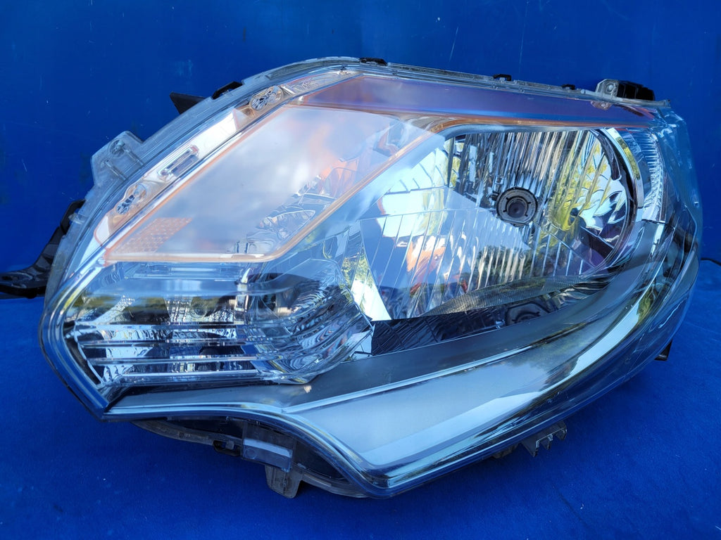 Frontscheinwerfer Mitsubishi L200 8301D153 Ein Stück (Rechts oder Links)