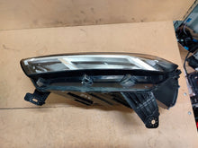 Laden Sie das Bild in den Galerie-Viewer, Frontscheinwerfer Dacia Sandero III Logan 260102586R Rechts oder Links