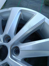 Laden Sie das Bild in den Galerie-Viewer, 1x Alufelge 15 Zoll 5.5&quot; 5x100 40ET 6F0601025G Seat Rim Wheel