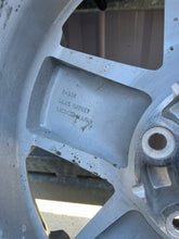Load image into Gallery viewer, 1x Alufelge 18 Zoll 7.5" 5x127 44ET Glanz Silber 1JC34 Jeep I Rim Wheel FEL1302654187xx