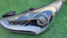 Load image into Gallery viewer, Frontscheinwerfer Hyundai Veloster 92101-2V160 Links Scheinwerfer Headlight