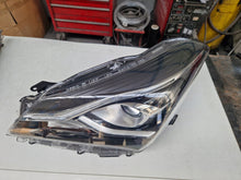 Laden Sie das Bild in den Galerie-Viewer, Frontscheinwerfer Toyota Yaris 56464-51653 LED Links Scheinwerfer Headlight SCH1802756467vc