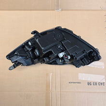 Laden Sie das Bild in den Galerie-Viewer, Frontscheinwerfer Toyota Yaris 659998888 Rechts Scheinwerfer Headlight SCH7205062286if