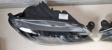 Laden Sie das Bild in den Galerie-Viewer, Frontscheinwerfer Skoda Superb III 3V1941016A 3V1941015A Xenon Rechts oder Links