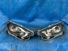 Laden Sie das Bild in den Galerie-Viewer, Frontscheinwerfer Toyota Yaris 0138622 0130515 Ein Stück (Rechts oder Links)