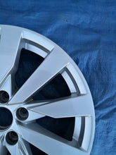 Laden Sie das Bild in den Galerie-Viewer, 1x Alufelge 17 Zoll 7.5" 5x112 43ET Glanz Silber 8V0601025 Audi A3 Rim Wheel FEL9492646136gl