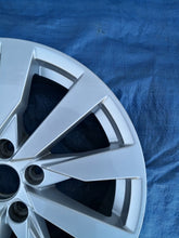 Laden Sie das Bild in den Galerie-Viewer, 1x Alufelge 17 Zoll 7.5" 5x112 43ET 8V0601025DE Audi A3 Rim Wheel FEL9492646136gl