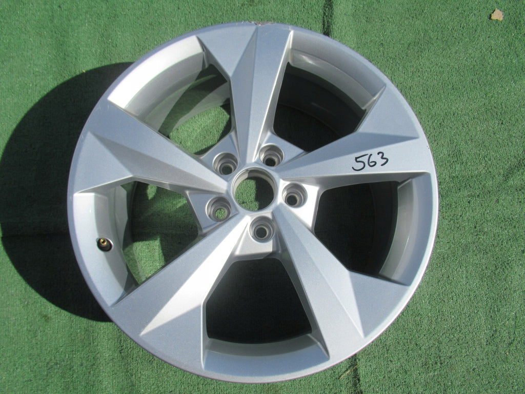 1x Alufelge 18 Zoll 8.5" 5x112 46ET Silber 8Y0601025J Audi A3 Rim Wheel