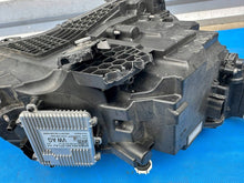 Laden Sie das Bild in den Galerie-Viewer, Frontscheinwerfer Skoda Superb III 3V1941015 Ein Stück (Rechts oder Links)