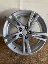 Laden Sie das Bild in den Galerie-Viewer, 1x Alufelge 17 Zoll 7.5" 5x112 43ET Glanz Silber 8V0601025DD Audi Rim Wheel FEL6688490229id