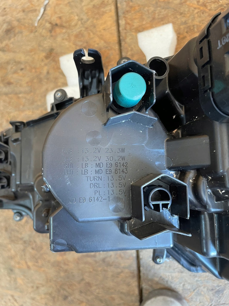 Frontscheinwerfer Toyota Corolla 81110-02X10 Rechts Scheinwerfer Headlight