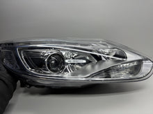 Load image into Gallery viewer, Frontscheinwerfer Ford Focus III BM5113D154AG Rechts Scheinwerfer Headlight SCH3918767824pu