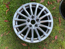 Laden Sie das Bild in den Galerie-Viewer, 1x Alufelge 17 Zoll 7.0&quot; 5x112 45ET Glanz Silber 81A601025A Audi Rim Wheel