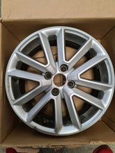 Laden Sie das Bild in den Galerie-Viewer, 1x Alufelge 16 Zoll 6.0&quot; 4x100 40ET 403001563R Dacia Rim Wheel