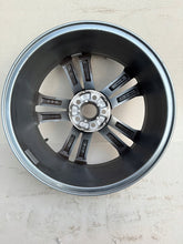 Laden Sie das Bild in den Galerie-Viewer, 1x Alufelge 17 Zoll 6.5" 5x100 39ET Glanz Graphit 2GM601025G VW T-Cross FEL9107151447tp