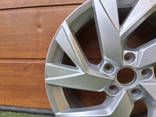 Laden Sie das Bild in den Galerie-Viewer, 1x Alufelge 18 Zoll 7.0" 5x112 43ET Glanz Silber 5NA601025AD VW Tiguan Rim Wheel FEL4005419074bt