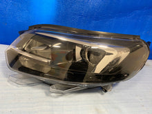 Laden Sie das Bild in den Galerie-Viewer, Frontscheinwerfer Opel Vivaro Zafira C 9832837680-00 Links Headlight SCH9143560358kw