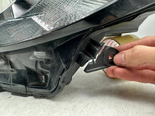 Laden Sie das Bild in den Galerie-Viewer, Frontscheinwerfer Toyota Aygo X 02A29316 Links Scheinwerfer Headlight SCH1691574544fh