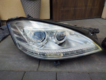 Laden Sie das Bild in den Galerie-Viewer, Frontscheinwerfer Mercedes-Benz W221 A2218205959 Ein Stück (Rechts oder Links) SCH8562337925pm