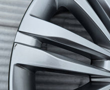 Load image into Gallery viewer, 1x Alufelge 17 Zoll 7.0&quot; 5x112 44,5ET A2064014400 Mercedes-Benz W206 Rim Wheel