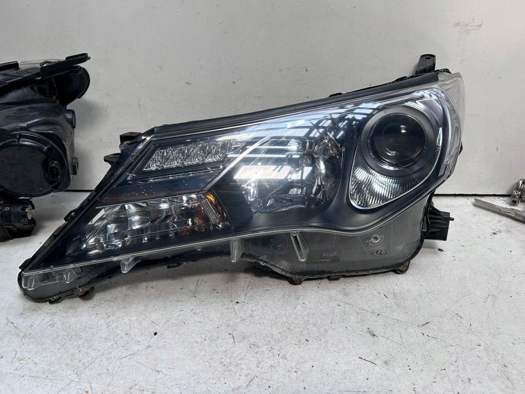 Frontscheinwerfer Toyota Rav 4 W0836 Ein Satz Scheinwerfer Headlight SCH8425900431zc