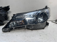 Laden Sie das Bild in den Galerie-Viewer, Frontscheinwerfer Toyota Rav 4 W0836 Ein Satz Scheinwerfer Headlight SCH8425900431zc