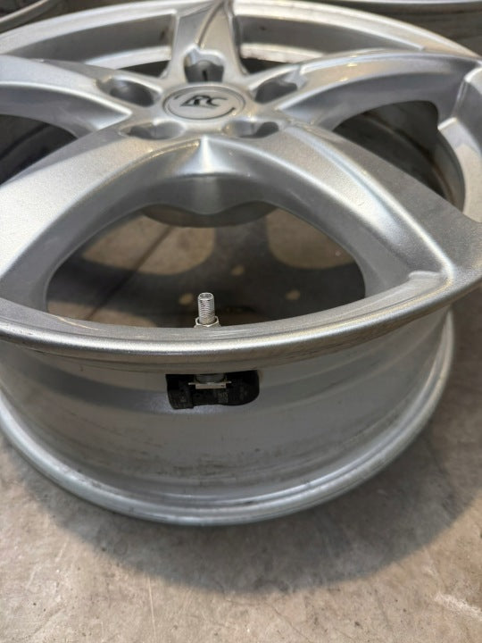 4x Alufelge 16 Zoll 6.5" 5x114.3 36ET Glanz Silber RC30656 Rim Wheel FEL8824390838dv