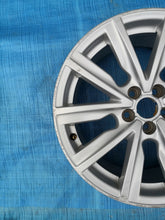 Load image into Gallery viewer, 1x Alufelge 17 Zoll 7.5&quot; 5x100 36ET Glanz Silber 8X0601025AL Audi A1 Rim Wheel