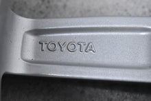 Load image into Gallery viewer, 1x Alufelge 17 Zoll 7.0" 5x114.3 45ET Glanz Silber PW457-05001 Toyota Avensis FEL6634118117gp
