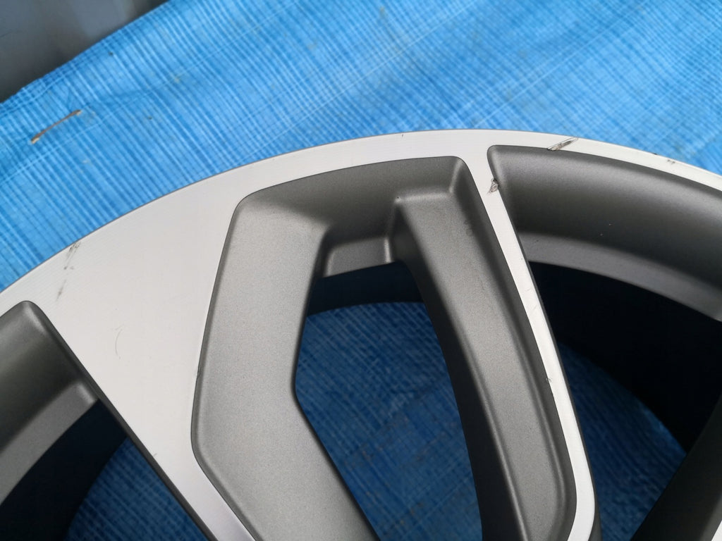 1x Alufelge 19 Zoll 8.0" 5x112 45ET 81A601025AC Audi Q2 Rim Wheel FEL7371555452uo