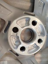 Load image into Gallery viewer, 1x Alufelge 15 Zoll 5.0" 4x100 39ET Glanz Silber 42611-0DC60 Mg Aygo Rim Wheel FEL3902371159ii