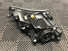 Laden Sie das Bild in den Galerie-Viewer, Frontscheinwerfer Skoda Superb III 3V1941015 Xenon Links Scheinwerfer Headlight