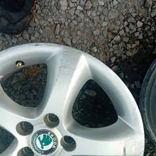 Laden Sie das Bild in den Galerie-Viewer, 3x Alufelge 15 Zoll 6.0&quot; 5x100 5J0601025A Skoda Rim Wheel