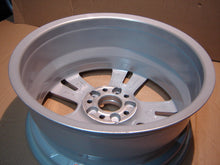 Laden Sie das Bild in den Galerie-Viewer, 1x Alufelge 17 Zoll 7.5" 5x112 52ET Glanz Silber A2464011400 Mercedes-Benz Cla FEL7979938748ve