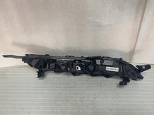 Laden Sie das Bild in den Galerie-Viewer, Frontscheinwerfer Mitsubishi Eclipse Cross 92205010 LED Links Headlight