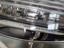 Laden Sie das Bild in den Galerie-Viewer, Frontscheinwerfer Mercedes-Benz W176 A1768200661 Ein Satz Scheinwerfer Headlight SCH6072250881zg
