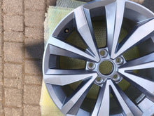 Laden Sie das Bild in den Galerie-Viewer, 1x Alufelge 17 Zoll 2GA601025P VW Troc T-Roc Rim Wheel FEL2012325813ew
