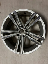 Laden Sie das Bild in den Galerie-Viewer, 1x Alufelge 18 Zoll 7.0" 5x112 43ET Glanz Silber 5NA601025M VW Tiguan Touran FEL9729531330iu