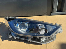 Load image into Gallery viewer, Frontscheinwerfer Toyota Yaris Rechts Scheinwerfer Headlight
