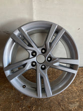 Laden Sie das Bild in den Galerie-Viewer, 1x Alufelge 17 Zoll 7.5" 5x112 43ET Glanz Silber 8V0601025DD Audi Rim Wheel FEL6688490229id