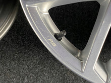 Laden Sie das Bild in den Galerie-Viewer, 1x Alufelge 18 Zoll 8.5&quot; 5x112 50ET Glanz Silber 8S0601025M Audi Tt Rim Wheel