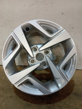 Load image into Gallery viewer, 1x Alufelge 15 Zoll 6.0&quot; 4x100 48ET Glanz Silber 52910-K7100 Hyundai I10 I20