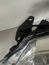 Laden Sie das Bild in den Galerie-Viewer, Frontscheinwerfer Toyota Avensis Links Scheinwerfer Headlight SCH7298711566ly