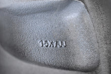 Laden Sie das Bild in den Galerie-Viewer, 1x Alufelge 15 Zoll 7.0" 6x139.7 30ET Glanz Silber PZ0400K005 Toyota Hilux FEL1347954648da